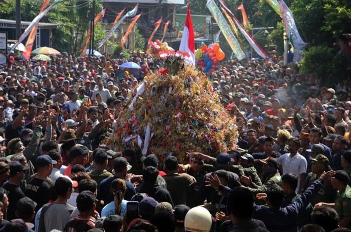 Mengulik Lebih Dalam Makna Simbolik dari Tradisi Jembul Tulakan