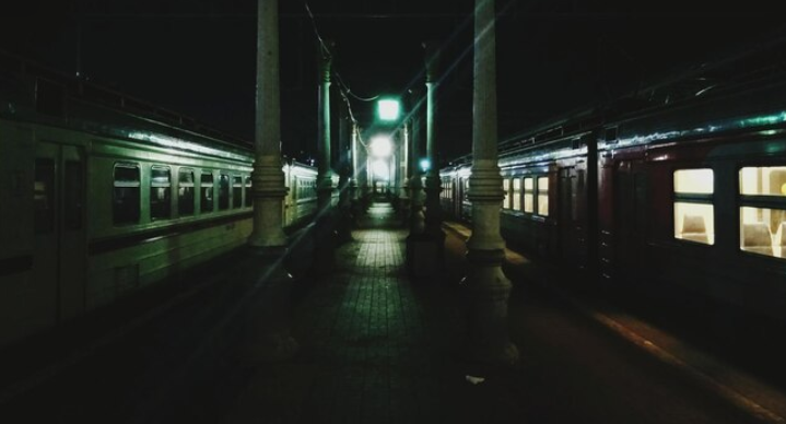 Kisah Mistis Stasiun Gaib: Naik KRL Malam, Tiba-tiba Satu Gerbong Isinya Bayangan Hitam
