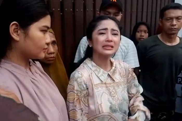 Dewi Perssik Nangis Ngaku Dibentak Pak RT saat Mediasi: Saya Kurban 5 Tahun Semua Buat Warga!