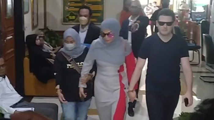 Jalani Sidang Cerai, Cinta Penelope Gandeng Tangan Suami, Bukti Masih Sayang?