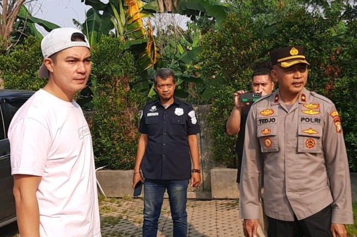 Ini Gambaran CCTV pas Maling Bobol Mobil Baim Wong: Sisir Kali Hingga Panjat Tembok