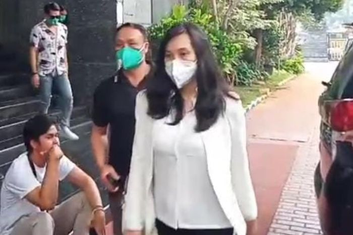 Tak Banyak Komentar, Virly Virginia Penuhi Panggilan Polisi Terkait Film Dewasa Hari Ini