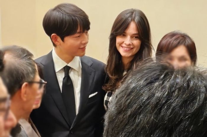 Song Joong Ki dan Katy Louise Saunders Hadiri Pernikahan Sang Adik, Netizen: Pasangan yang Cantik