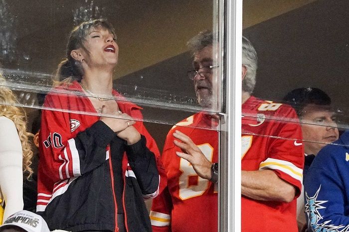 Taylor Swift Ketemu Ayah Travis Kelce di Pertandingan Chiefs vs Broncos, Hubungan Makin Serius?