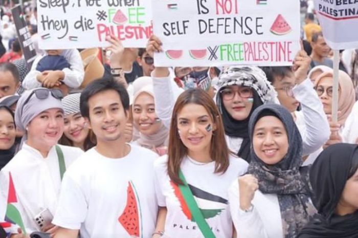 Najwa Shihab Ikut Aksi Bela Palestina di Monas Jakarta, Bagikan Semangka Gratis