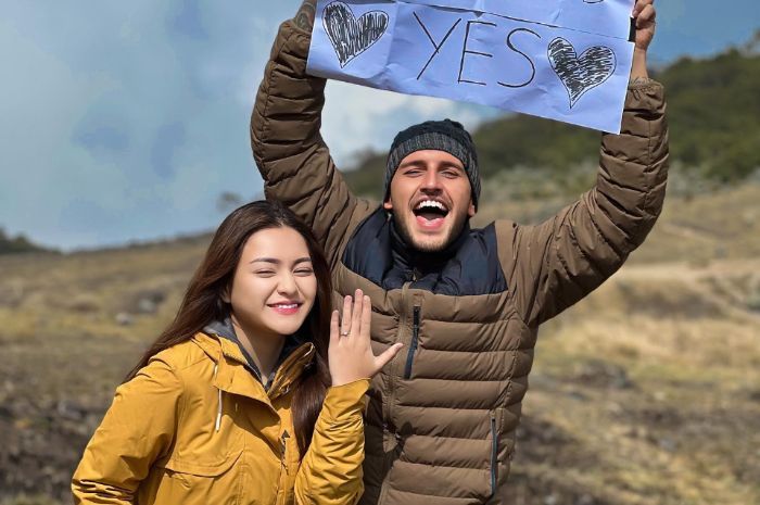 Potret Nathalie Holshcer Dilamar Ladislao Camara di Puncak Gunung: She Said Yes!