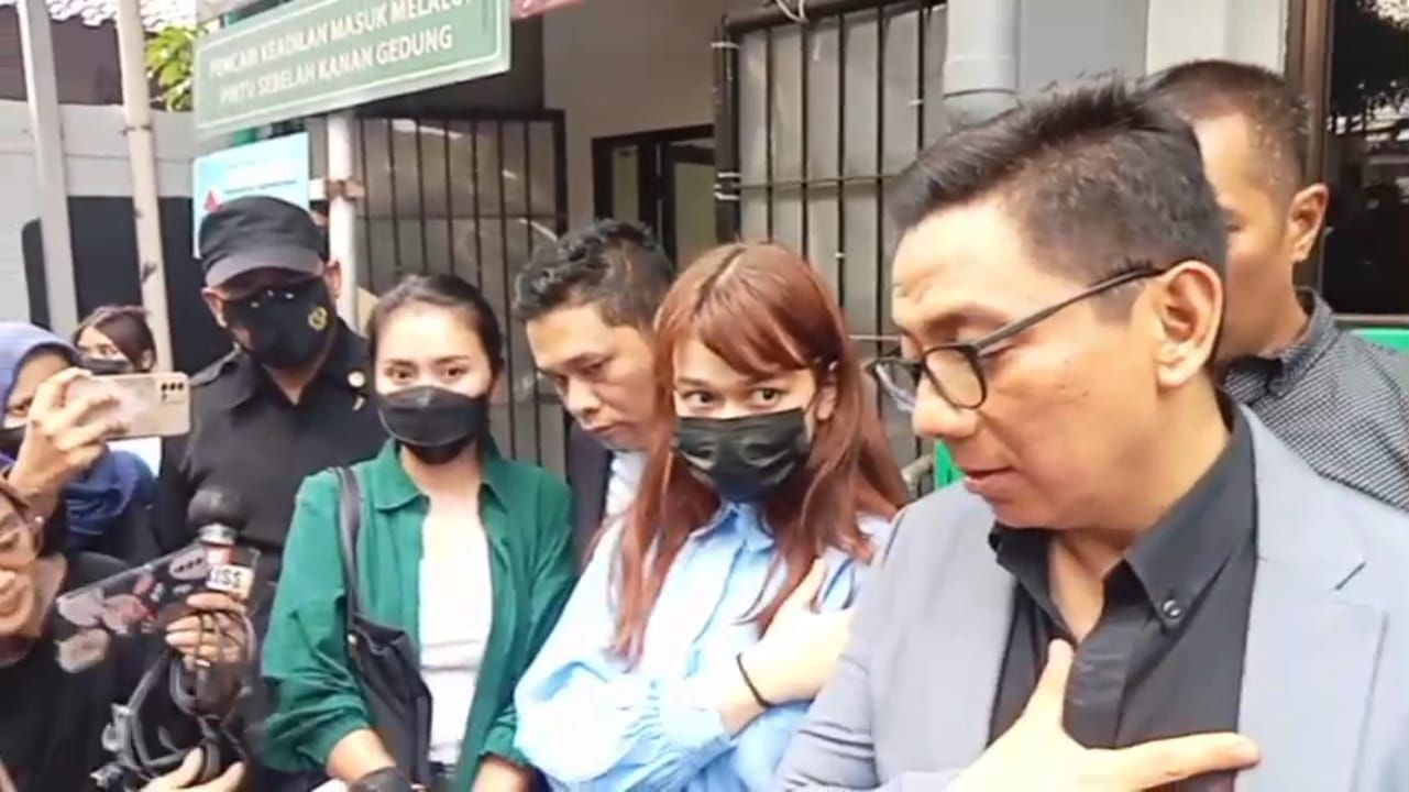 Ditemani Fadly Faisal, Rebecca Klopper Jalani Sidang Terkait Penyebaran Video Syur Mirip Dirinya