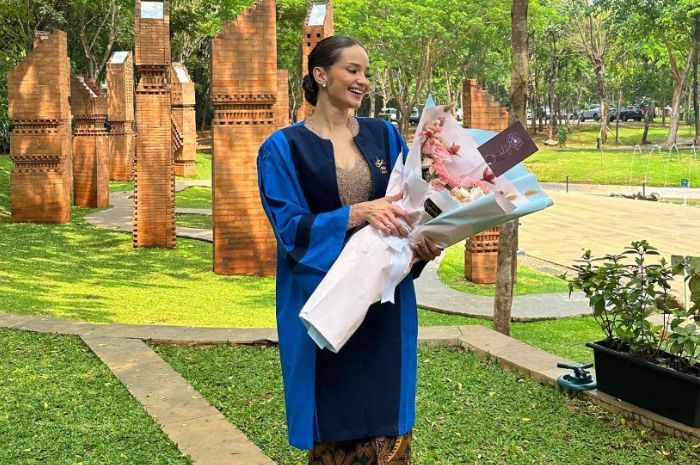 Lulus Sarjana di Usia 31 Tahun, Enzy Storia Bagikan Kisah Sedih di Balik Kelulusannya