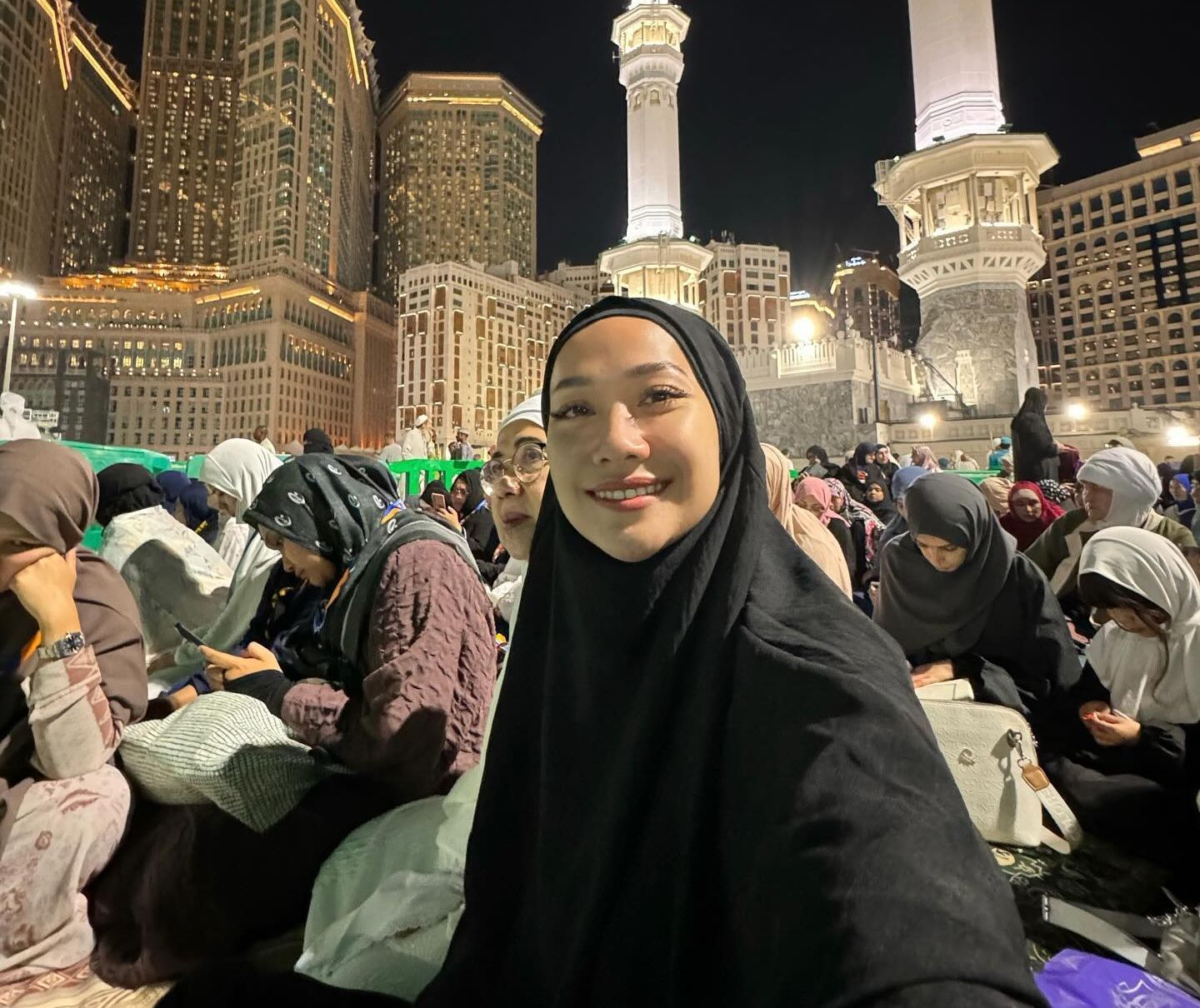 BCL Tunaikan Ibadah Umroh Badal untuk Alm Ashraf Sinclair