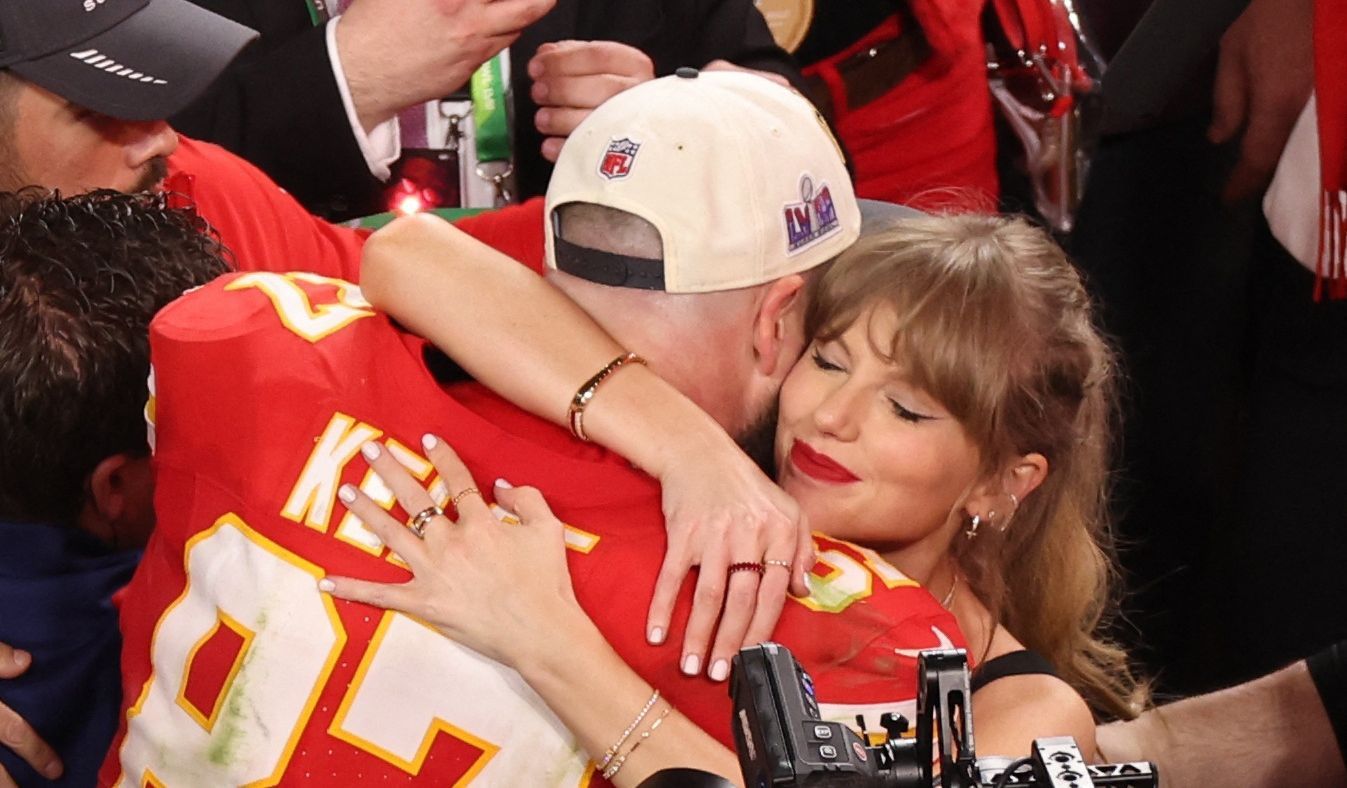 Taylor Swift Beri Peluk dan Cium Travis Kelce di Lapangan Usai Memenangkan Super Bowl 2024
