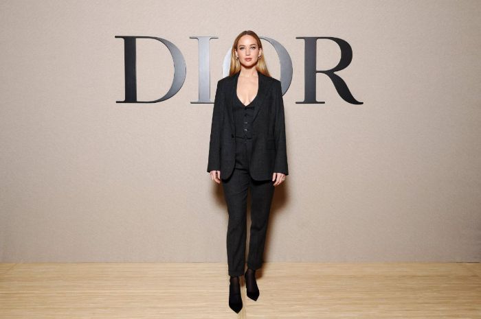 Jennifer Lawrence Tampil Memukau dengan Suit V-Neck di Dior Fall Winter 2024 Fashion Show
