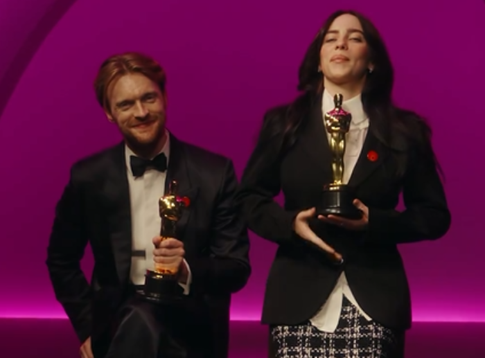 Billie Eilish dan Bintang Hollywood Lain Kenakan Pin Merah di Oscar, Ternyata Ini Artinya!