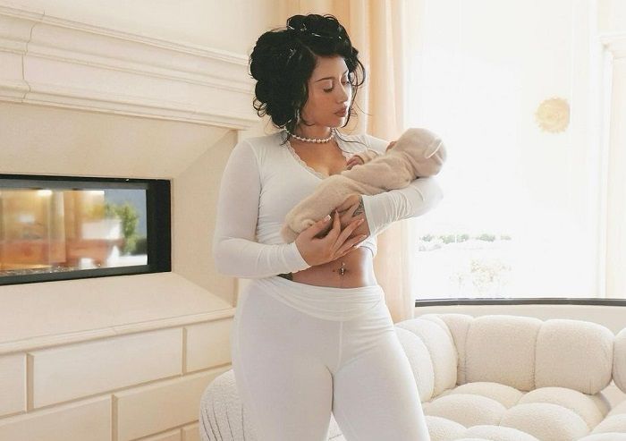 Penyanyi Kali Uchis Rayakan Momen Bahagia Lahiran Anak Pertama