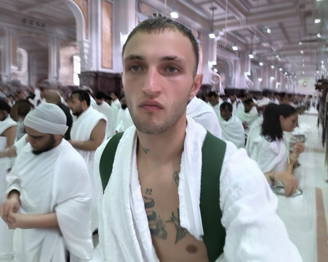 Anwar Hadid Bagikan Potret saat Tunaikan Ibadah Umrah