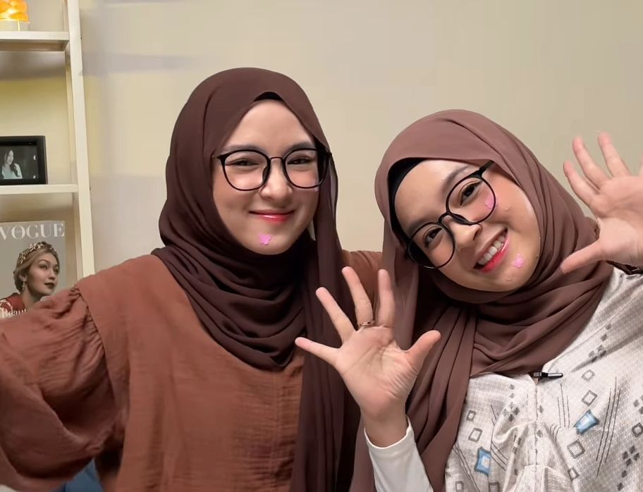 Momen Eca Aura Pakai Hijab Ketemu Nissa Sabyan, Netizen: Mirip Banget