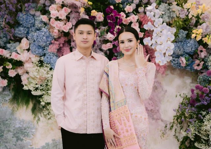 Beby Tsabina Resmi Bertunangan dengan Rizki Natakusumah
