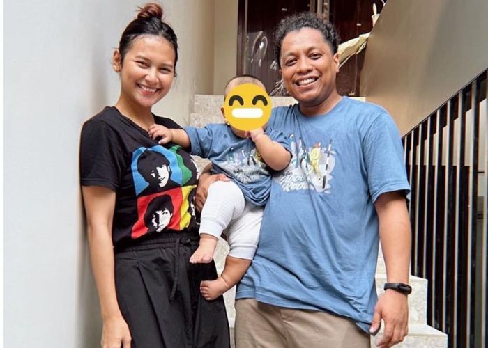 Selalu Bikin Penasaran, Indah Permatasari dan Arie Kriting Akhirnya Pamer Wajah Menggemaskan Baby Naka