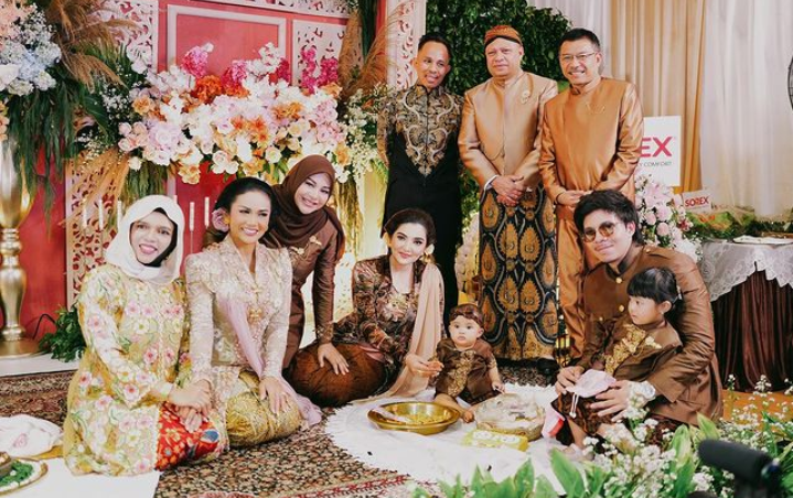 Tedak Siten Azura Humaira Nur Atta, Seluruh Keluarga Kompak Hadir: Sweet Moment!