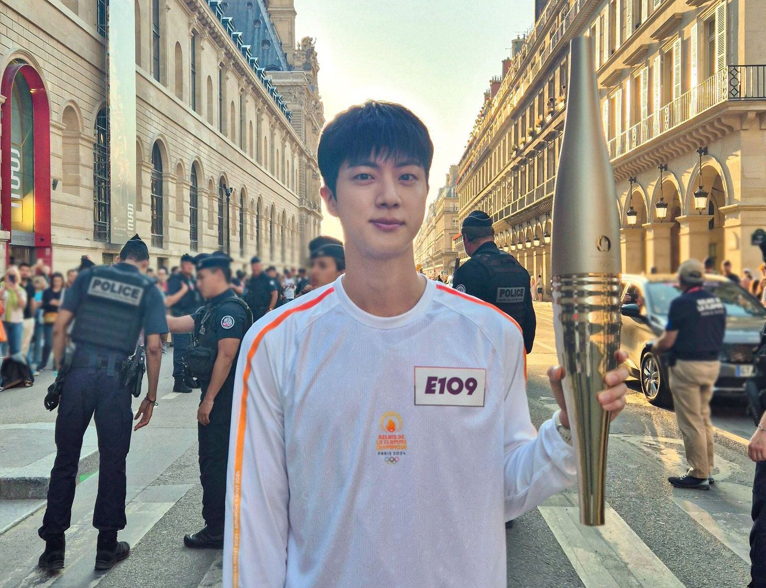 Potret Jin BTS Wakili Korea Jadi Pembawa Obor di Olimpiade Paris 2024, Bikin Fans Bangga