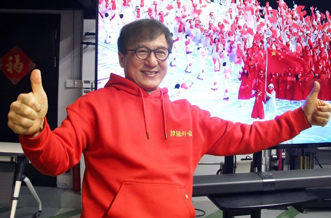 Sikap Jackie Chan saat Tolak Dipayungi Petugas di Bandara Jakarta Tuai Komentar Netizen