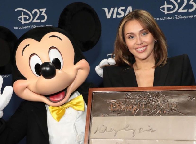 Miley Cyrus  Dinobatkan sebagai Legenda Disney Termuda