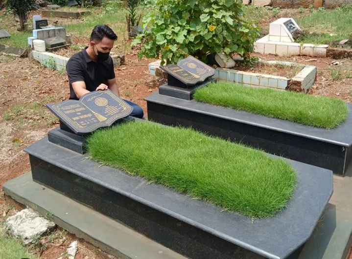 Tubagus Joddy  Ziarah ke Makam Vanessa dan Bibi, Komentar Pedas Fuji Jadi Sorotan Netizen!