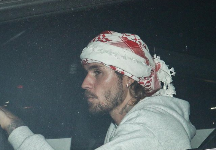 Viral, Justin Bieber Tertangkap Kamera Kenakan Scarf Palestina, Picu Spekulasi Publik?