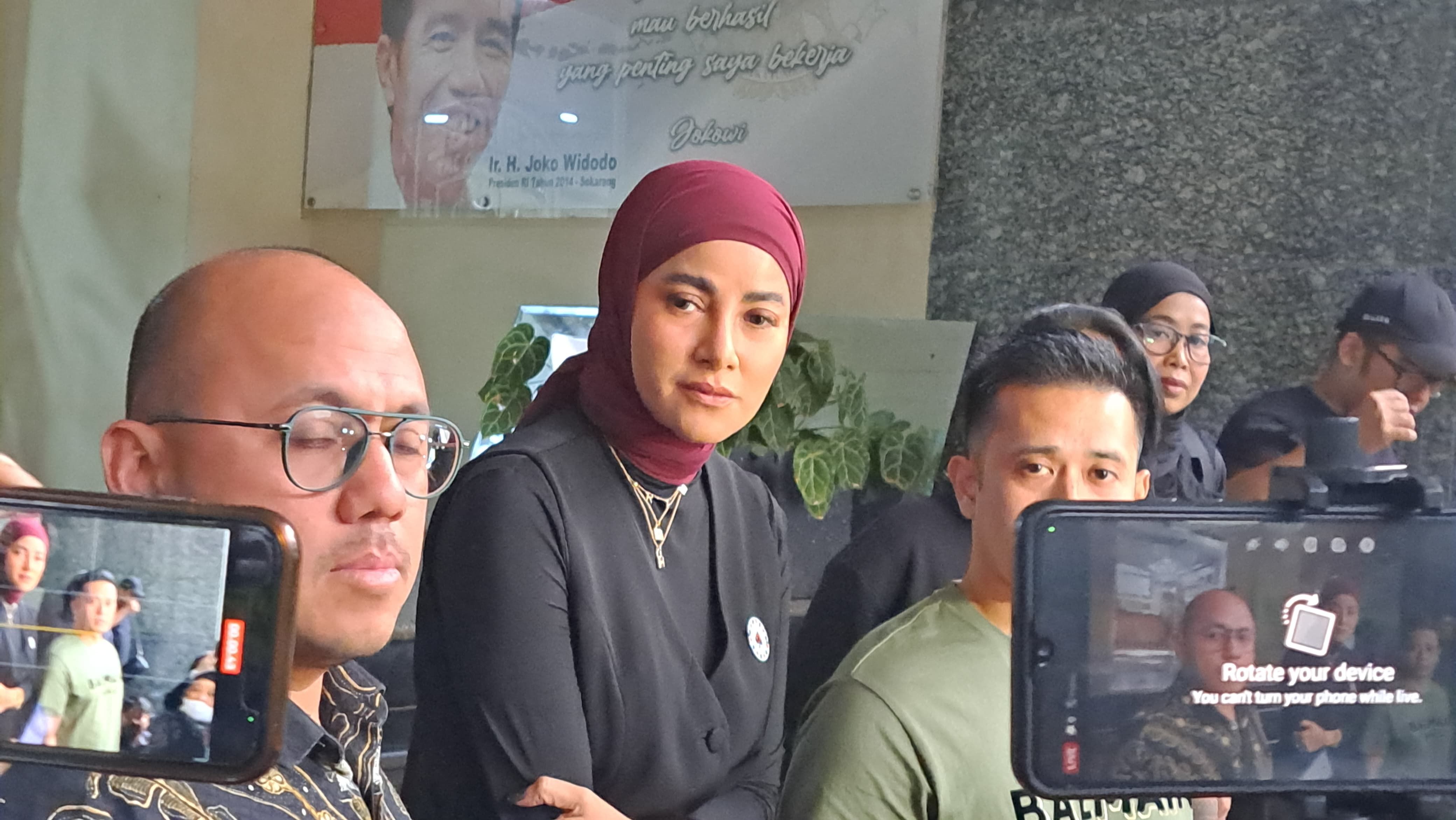 Artis Olla Ramlan Tiba-tiba Datangi Polda Metro Jaya, Ada Apa?