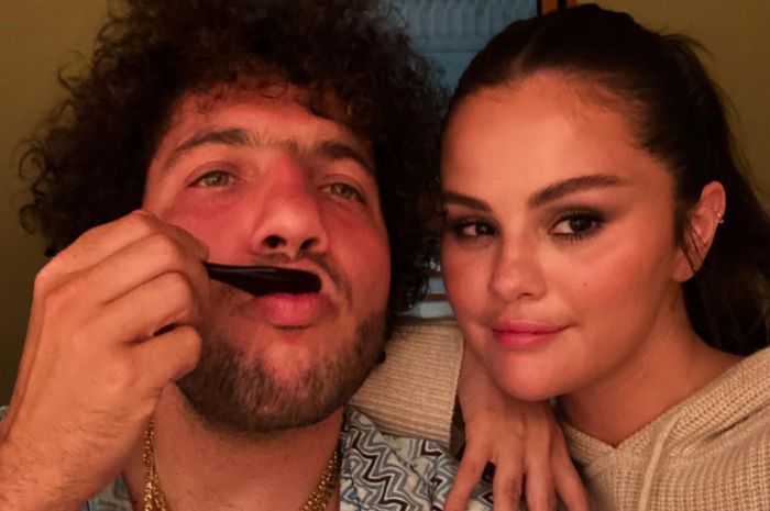 Heboh! Selena Gomez Didesak Putusin Benny Blanco Buntut Jarang Mandi