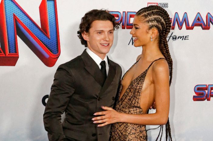 Tom Holland dan Zendaya Resmi Tunangan, Gelar Lamaran secara Intim dan Romantis