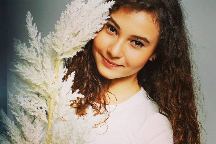 Artis FTV Larasati Nugroho Alami Kecelakaan hingga Mobil Terguling, Begini Kronologinya