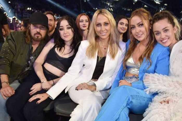 5 Kontroversi Keluarga Miley Cyrus: Dari Perceraian, Drama Pernikahan, hingga Kisah Cinta Segitiga Ibu dan Putrinya