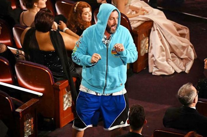 Aksi Lucu Adam Sandler Pakai Hoodie dan Celana Basket Jadi Sorotan di Piala Oscar 2025