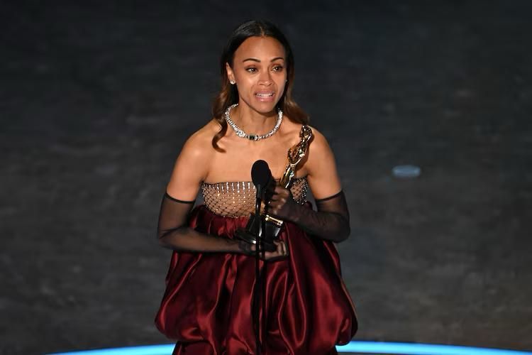 Raih Piala Oscar Pertama, Zoe Saldana: Aku Bangga Lahir dari Keluarga Imigran