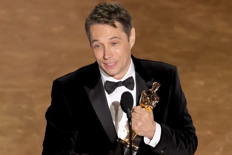 Sean Baker Sabet Penghargaan Best Original Screenplay untuk Film 'Anora' di Oscar 2025