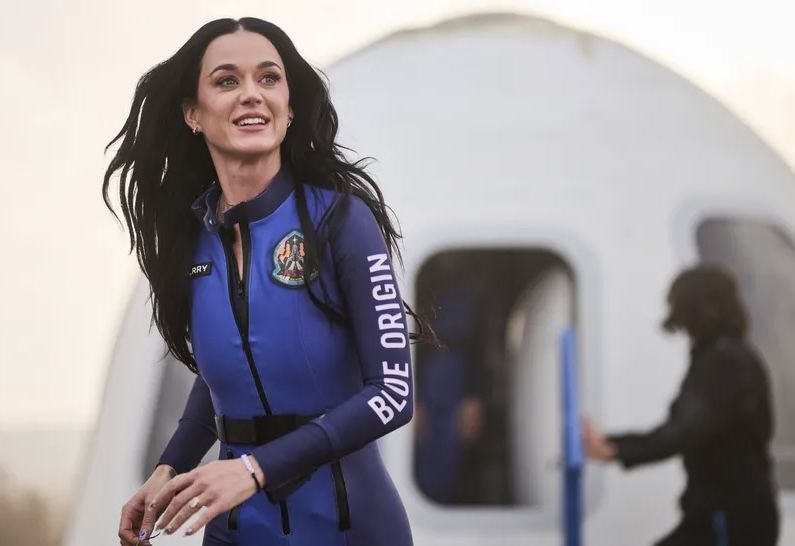 Mendarat dari Luar Angkasa, Katy Perry Sujud Syukur Cium Tanah saat Selamat Tiba di Bumi