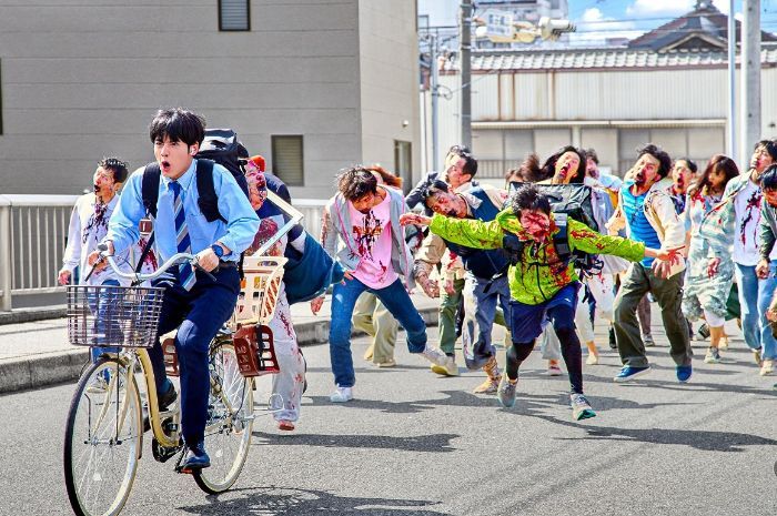 Review ‘ZOM 100 Bucket List of the Dead’, Adaptasi Live Action Zombie yang Absurd Gak Nanggung