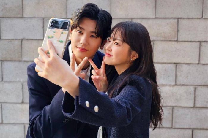 Park Hyung Sik dan Park Bo Young Pamer Foto Selfie di Lokasi Syuting 'Strong Girl Nam Soon': Best Couple