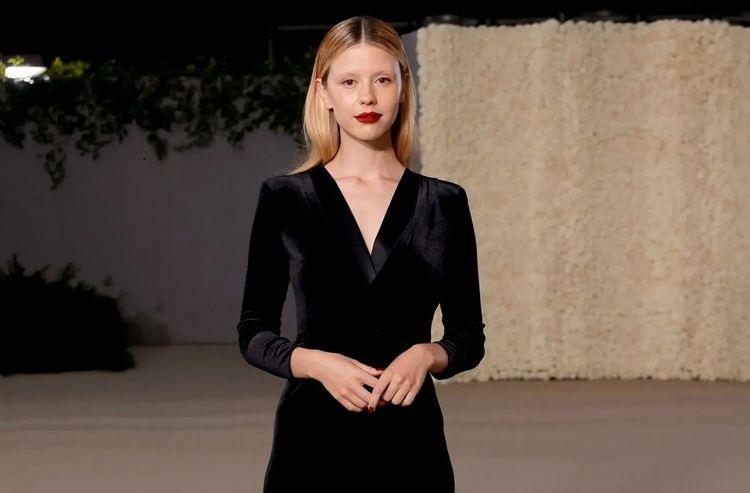 Aktris Mia Goth Digugat Karena Tendang Kepala Pemain Figuran Saat Syuting Film 