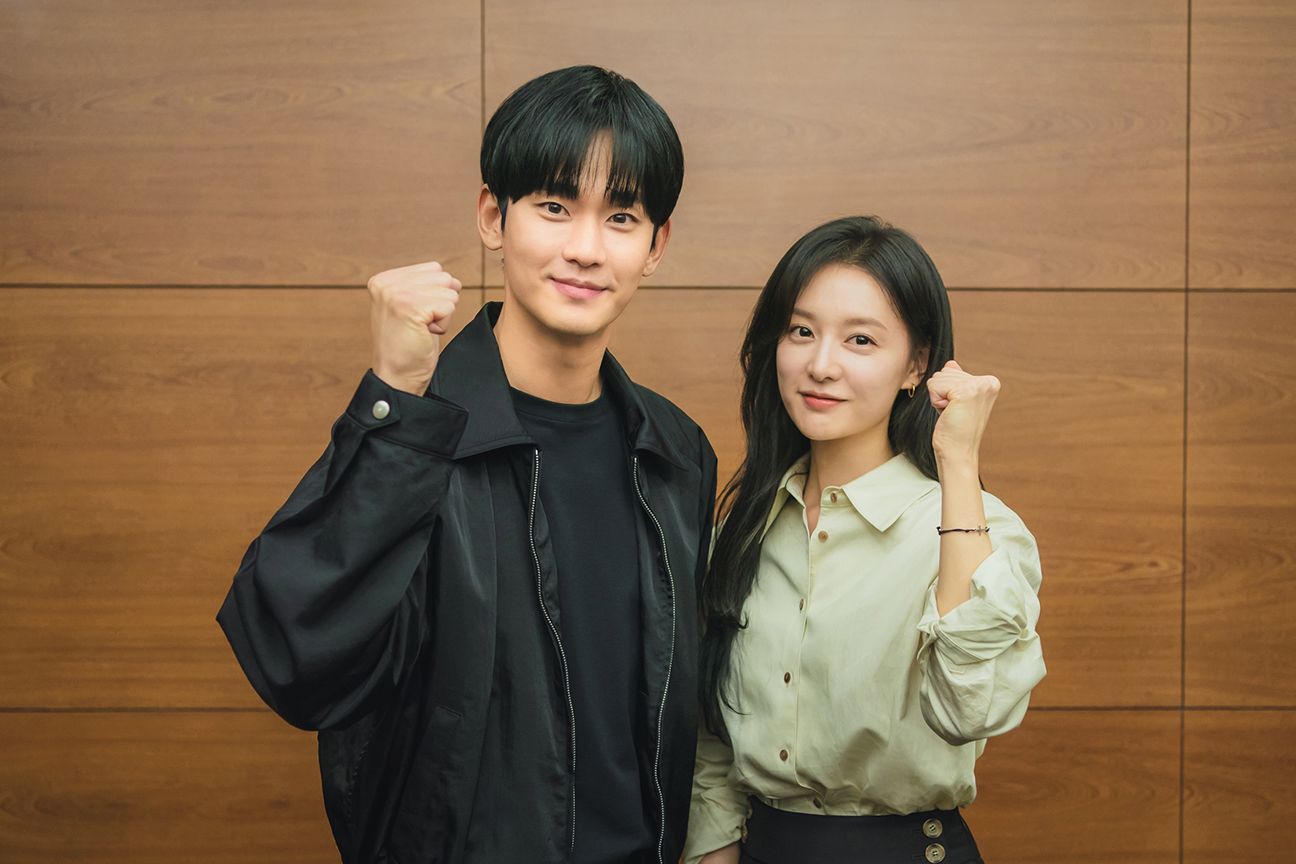 tvN Bagikan Momen Pembacaan Naskah Kim Soo Hyun dan Kim Ji Won untuk Drama Terbaru 'Queen of Tears'