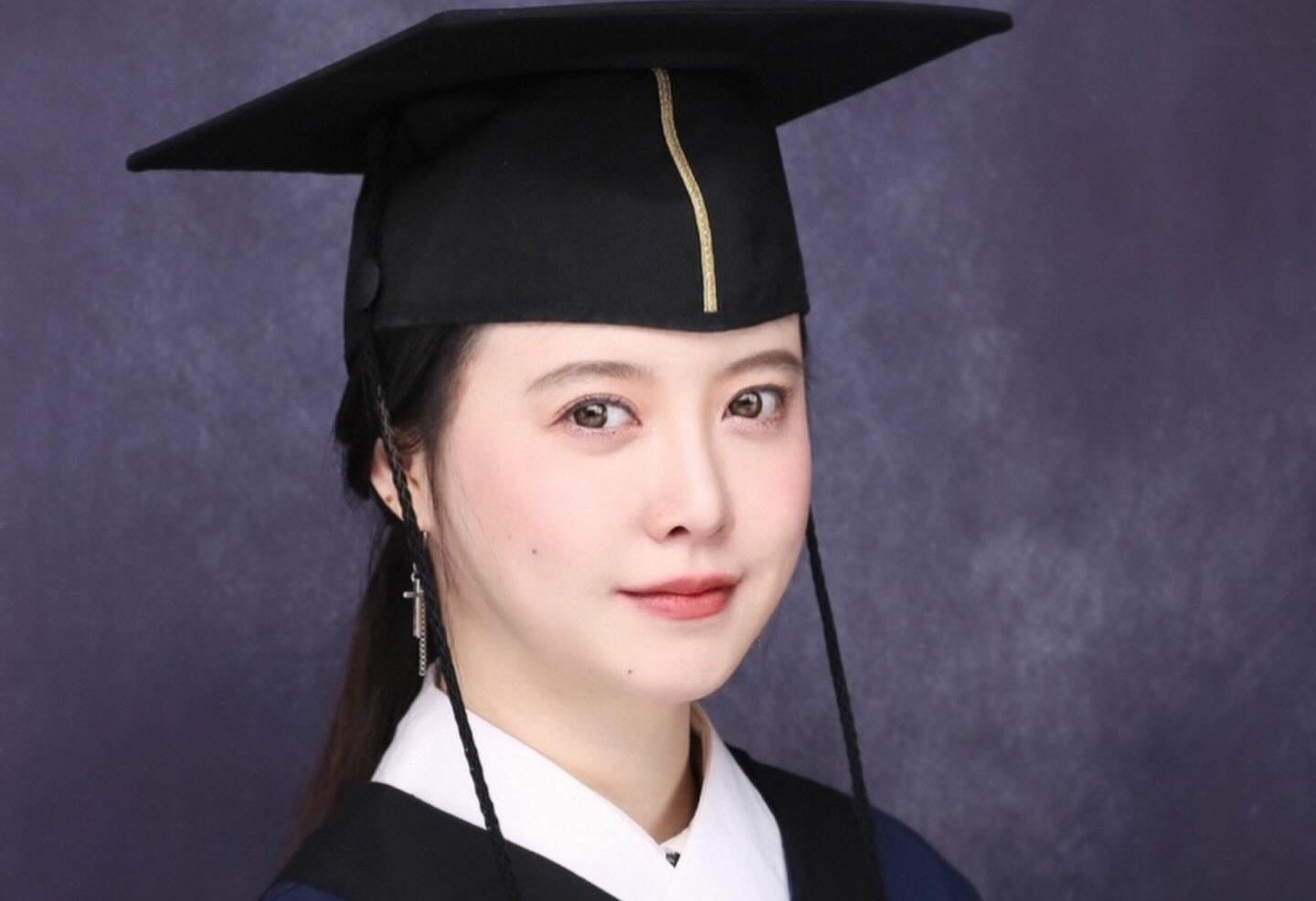 Koo Hye Sun Raih Gelar Summa Cum Laude usai Kuliah 13 Tahun