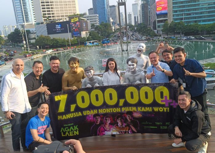 'Agak Laen' Raih 7 Juta Penonton, Para Aktor Bertransformasi Jadi Manusia Silver di Bundaran HI