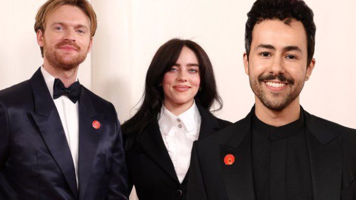 Sederet Selebriti Hollywood Gunakan Pin Merah  sebagai Simbol Dukungan Gaza di Piala Oscar 2024