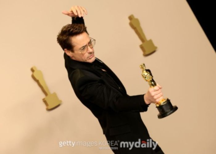 3 Momen Emosional Robert Downey Jr. Setelah Menerima Piala Oscar Pertamanya di Best Supporting Actors di 'Oppenheimer'
