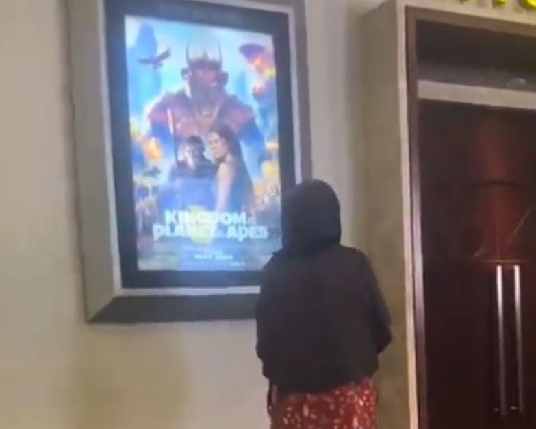 Viral! Seorang Ibu yang  sedang Melihat Poster Bioskop Ditertawakan oleh Cewek Ini: Netizen Auto Murka