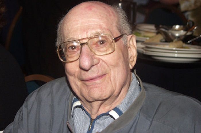 Mengenal Julius Schwartz, Sang Editor Legendaris dari DC Comics