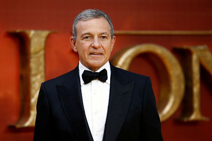 50 Tahun Mengabdi, CEO Disney Bob Iger Terima Penghargaan Perunggu Snow White and The Seven Dwarfs