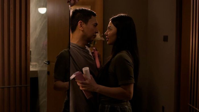 Tayang Di Netflix! Berikut Sinopsis 'Catatan Harian Menantu Sinting' Raditya Dika dan  Ariel Tatum Jadi Pasutri