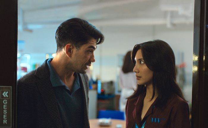 Reza Rahadian & Sheila Dara Akan Berduet di Film Romantis Netflix 'The Most Beautiful Girl in the World'