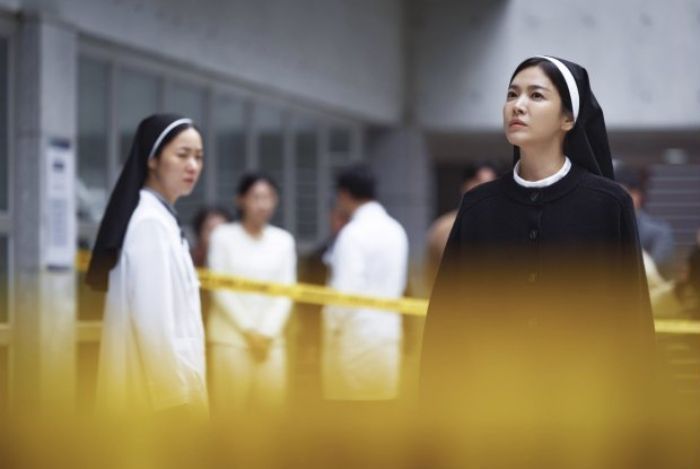 Song Hye Kyo Cerita Persiapan Film Horor Dark Nuns: Rela Belajar Merokok selama Enam Bulan!